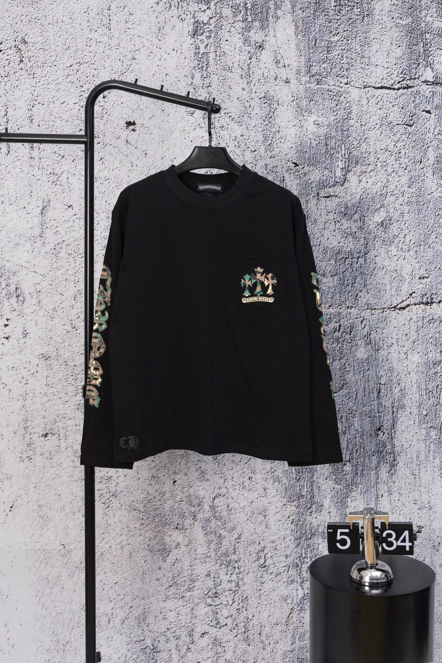 P190 Chrome Hearts CH Chrome Hearts Arm Camouflage Letters Large Logo Pocket Long Sleeve T-shirt Made of 300 grams of pure cotton fabric Threads are encrypted in the same color as the cylinder. The color is the same. Buy with confidence. The workmanship details are to the extreme, different from ordinary products in the market. White ink direct-jet printing high-temperature technology. Large factory flow workmanship. Double-line hemming production. Machine washable. High temperature resistance. Imported pigments will not fall off. Color: black white. Size: S—